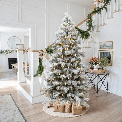 LuxenHome 7.5Ft Snow-Flocked Cedar Christmas Tree Pre-Lit With Teardrop LED Lights & Hinged Branches Green 6 LuxenHome 7.5Ft Snow-Flocked Cedar Christmas Tree Pre-Lit With Teardrop LED Lights & Hinged Branches Green - Image 4